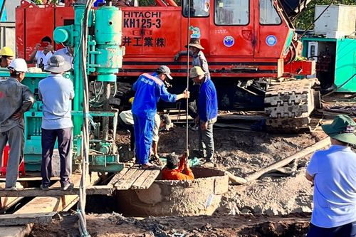 Chưa xác định được phương án kéo ống cọc bê tông có bé trai lên