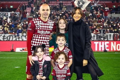 Bà xã Iniesta mang bầu bé thứ 5