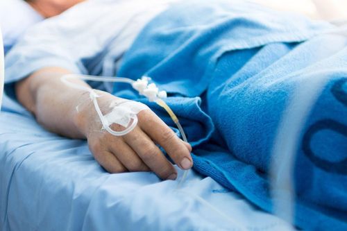 Cứu thanh niên nuốt lưỡi dao nhọn vào bụng