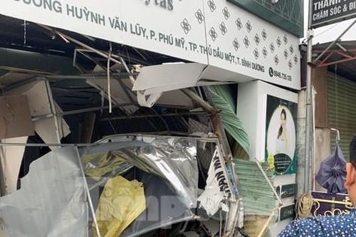 Xe tải mất lái tông sập cơ sở thẩm mỹ ở Bình Dương, tài xế mắc kẹt