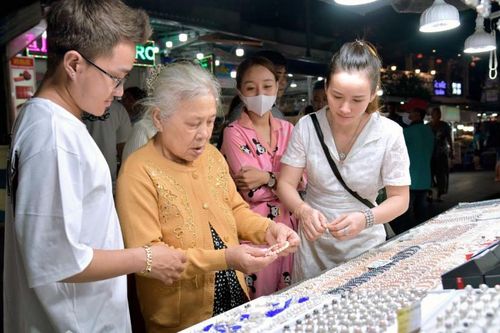 Đi chơi Tết Dương lịch: Khách ít, vẫn có tình trạng 'chặt chém'