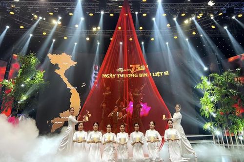 Vũ đoàn Lee Lee 'hồi sinh' mạnh mẽ sau đại dịch