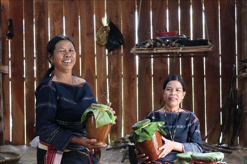Say nồng rượu cần men lá Tây Nguyên