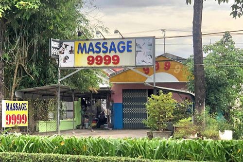 Đòi tiền không được, người đàn ông 'xuống tay' dã man với nữ nhân viên massage