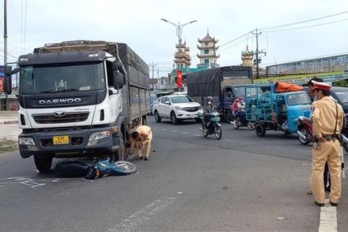CSGT dùng xe đặc chủng đưa nạn nhân bị tai nạn đến bệnh viện