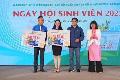 Tặng hàng trăm vé tàu, xe về Tết cho sinh viên khó khăn miền Trung