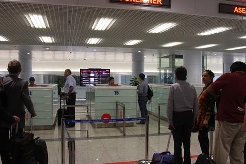 Tạm đình chỉ một cán bộ công an cửa khẩu để làm rõ thông tin du khách phản ánh