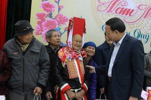 Bí thư Tỉnh ủy Quảng Ninh trao quà Tết tới gia đình chính sách, hộ nghèo