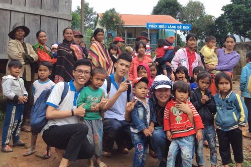 Gặp chàng 'thủ lĩnh' thiện nguyện dốc sức để hàng trăm nghìn trẻ em được đọc sách, uống nước sạch khi tới trường