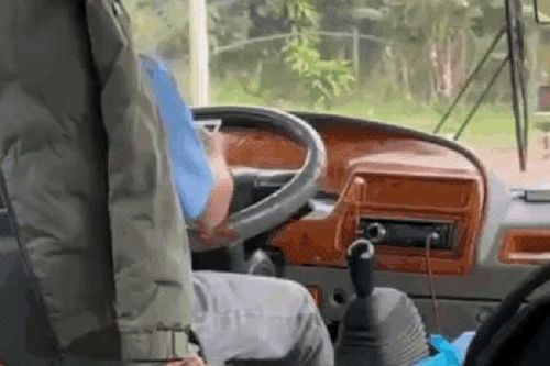 Đình chỉ tài xế xe buýt vừa lái xe vừa nhắn tin