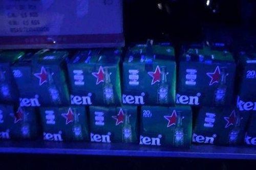 Phát hiện hàng trăm thùng bia lậu trên 2 xe khách