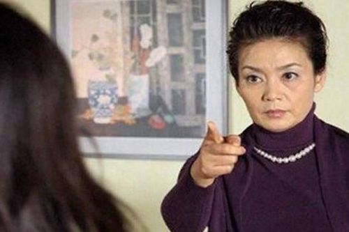 Nghe lỏm được cuộc điện thoại của mẹ chồng với con dâu cũ, lời bà tiết lộ khiến tôi suy sụp