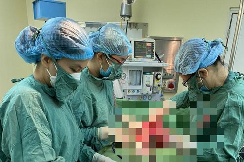 Mẹ con sản phụ gặp tai nạn giao thông được bác sĩ cứu sống trong ngày đầu năm mới