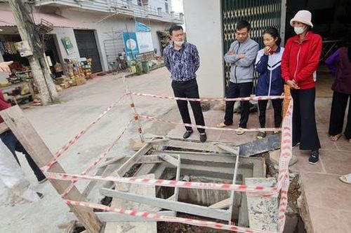 Hiện trường vụ bé gái 3 tuổi rơi xuống cống thoát nước ở Bắc Giang