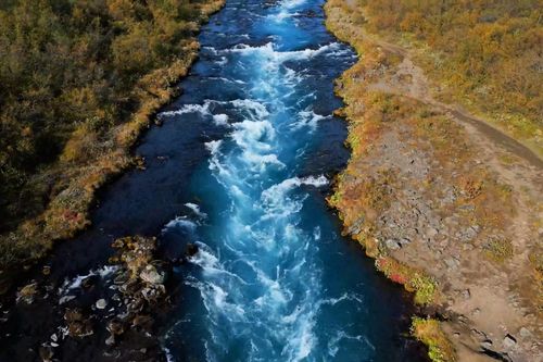 'Thác nước' xuất hiện giữa dòng sông ở Iceland