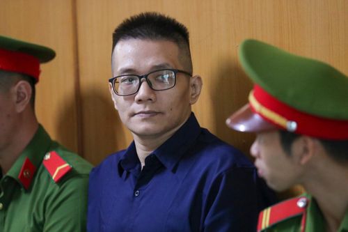 Hacker Nhâm Hoàng Khang bị áp giải đến tòa