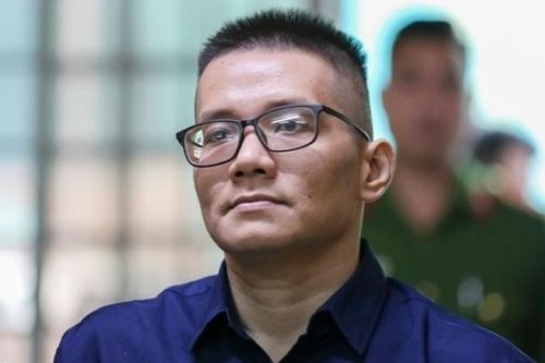 Cảnh sát áp giải hacker Nhâm Hoàng Khang đến tòa
