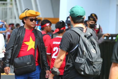 CĐV Việt Nam lọt thỏm trước hàng nghìn CĐV Indonesia