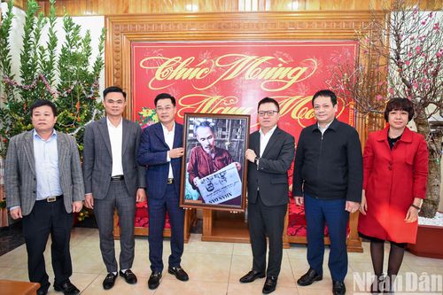 Báo Nhân Dân thăm và chúc Tết Sư đoàn 325