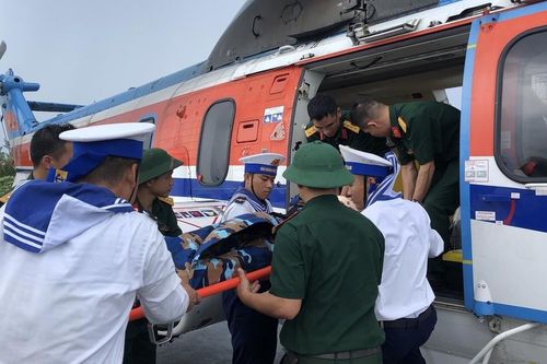 Dùng trực thăng đưa chiến sĩ ngoài Côn Đảo về đất liền cấp cứu