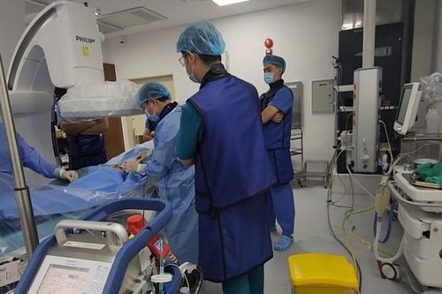 Bị viêm cơ tim cấp tính dù chỉ sốt nhẹ, đau họng, mỏi cơ