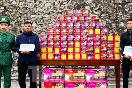 Bắt vụ vận chuyển gần 200kg pháo đi tiêu thụ