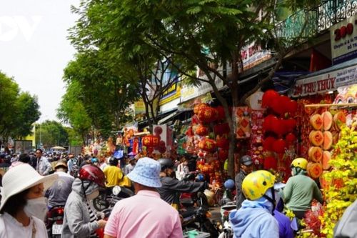 Đa dạng hàng trang trí Tết ở TPHCM