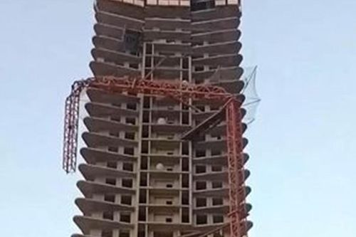 Cần cẩu bất ngờ gãy, đè chết 6 công nhân xây dựng đang ngủ