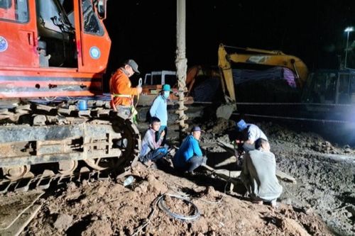 Chuyên gia Nhật vào cuộc vụ bé trai lọt trụ bê tông 35m: Đưa ra phương án khả thi nhưng thiết bị chưa đủ
