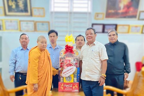 Gia Lai: Lãnh đạo Ban Tôn giáo tỉnh chúc Tết Quý Mão đến tịnh xá Ngọc Trung