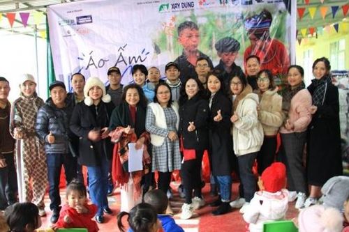 'Áo ấm vùng cao': Mang yêu thương đến với giáo dục huyện Yên Minh, Hà Giang