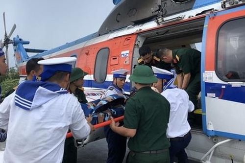 Điều trực thăng bay ra Trường Sa đưa chiến sĩ bị tai nạn về đất liền