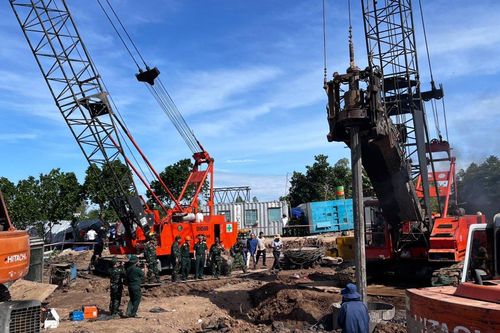 Phương án mới nhất để nhấc trụ bê tông có bé Hạo Nam lên mặt đất