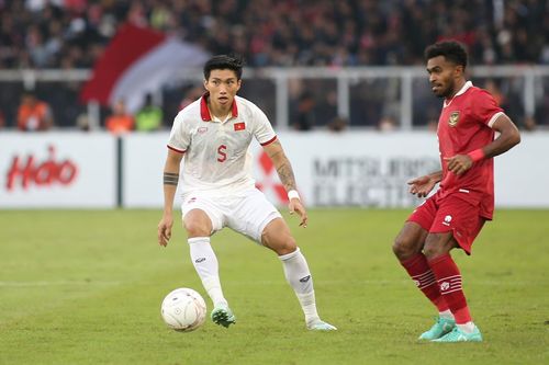 CĐV Indonesia đòi có VAR, tố Văn Hậu dùng 'võ công'