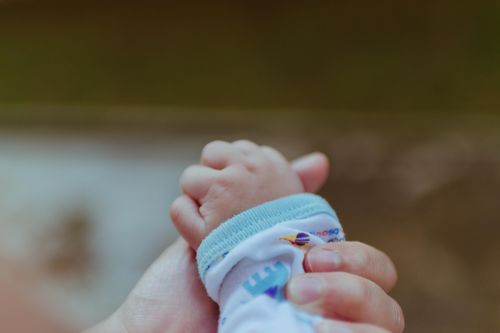 Cấp cứu bé gái 2 tuổi rơi xuống bể nước