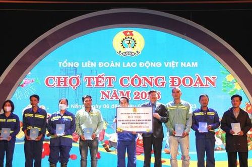 'Chợ Tết công đoàn' mang Tết đủ đầy đến cho người lao động
