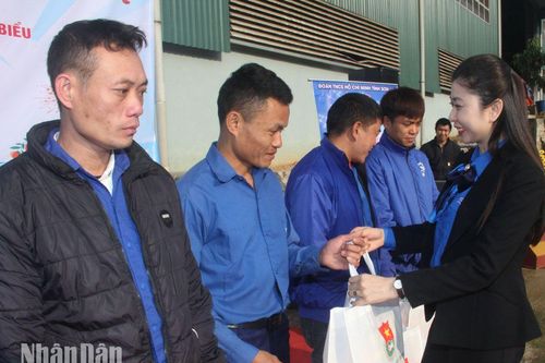 Ấm áp chương trình Tết cho công nhân ở Sơn La