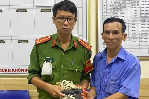Người dân giao nộp súng