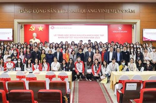 Trường ĐH Ngoại thương trao học bổng Khuyến khích học tập cho 182 sinh viên có hoàn cảnh khó khăn