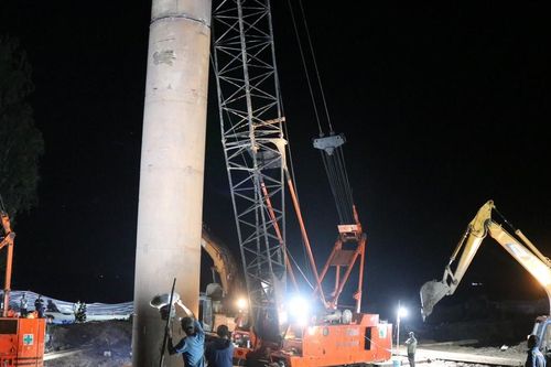 Nhổ trụ bê tông sâu 35m đưa cháu bé bị mắc kẹt lên mặt đất phải qua 11 bước