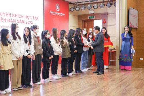 Trao học bổng khuyến khích học tập cho sinh viên có hoàn cảnh khó khăn