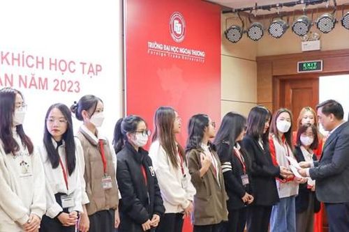 Trao học bổng cho 182 sinh viên có hoàn cảnh khó khăn đạt kết quả tốt trong học tập
