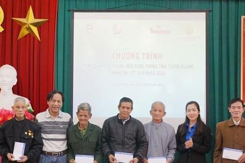 Mang niềm vui đến với các cựu thanh niên xung phong Lào Cai, Tuyên Quang trước thềm năm mới
