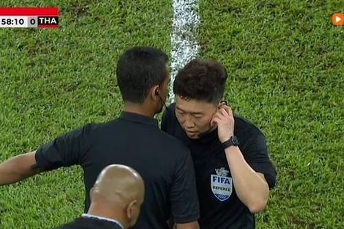 Sử dụng 'VAR chạy bằng cơm', trọng tài hủy bàn thắng của Malaysia trước Thái Lan