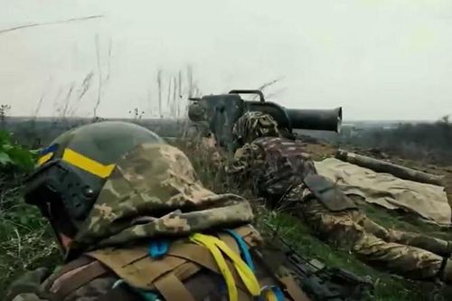 Hình ảnh lính Ukraine dùng tên lửa chống tăng 'diều hâu' trong thực chiến