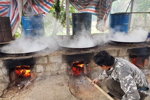 Thủ phủ mật mía đỏ lửa ngày đêm phục vụ Tết Nguyên đán