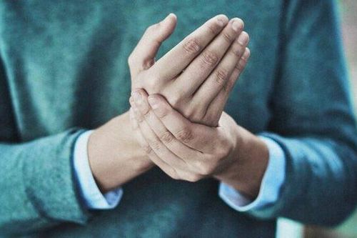 'Nghiện' bẻ khớp ngón tay, vặn cột sống, lắc cổ có gây thoái hóa sớm?