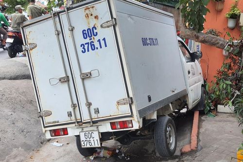 Ô tô tải tông xe CSGT, lao vào nhà dân ở TP.HCM