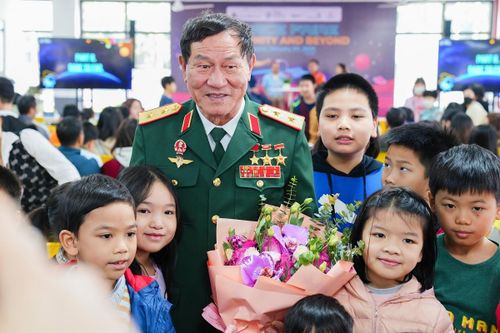 Học sinh gặp phi hành gia Phạm Tuân, gửi thông điệp lên Trạm Vũ trụ Quốc tế