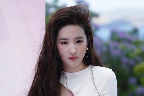 Chưa kịp công khai bạn trai, Lưu Diệc Phi đã bị 'tiểu tam' phá đám